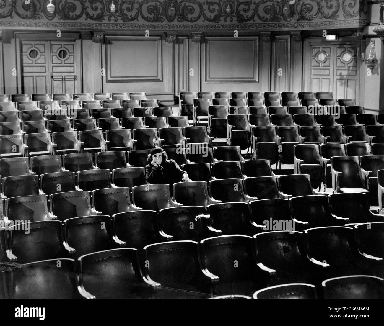 Deanna Durbin, sur le plateau du film, '100 Men and a Girl', Universal Pictures, 1937 Banque D'Images