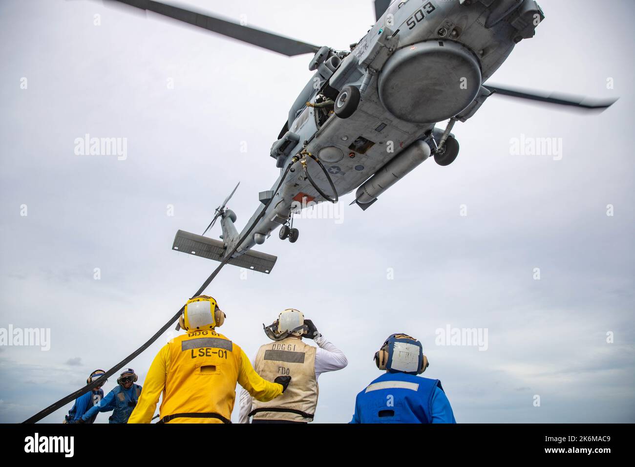 Les marins affectés au destroyer de missile guidé de classe Arleigh Burke USS Ramage (DDG 61) effectuent un ravitaillement en vol à l’aide d’un hélicoptère MH-60s Sea Hawk, attaché aux « Tridents » de l’Escadron de combat de la mer (HSC) 9, pendant les opérations de vol dans le cadre du groupe d’impact du transporteur Gerald R. Ford, le 12 octobre 2022. Le premier porte-avions de sa catégorie USS Gerald R. Ford (CVN 68) est en cours de déploiement inaugural, menant des entraînements et des opérations aux côtés des alliés et des partenaires de l'OTAN afin d'améliorer l'intégration pour les opérations futures et de faire la démonstration des États-Unis L’engagement de la Marine envers une paix, une stabilité et un climat de calme Banque D'Images