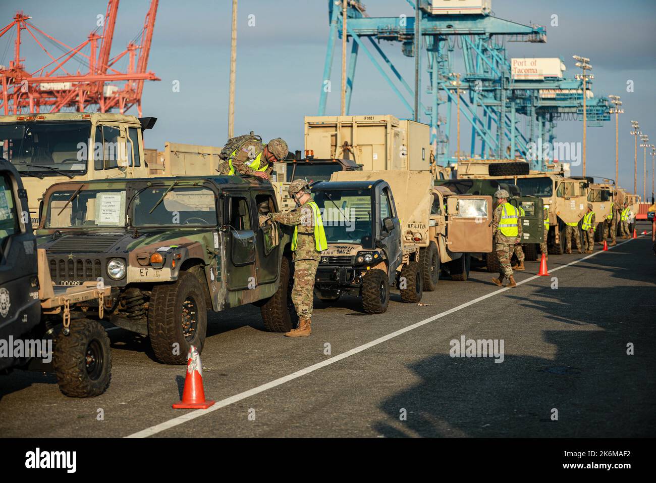 Les soldats affectés à la brigade de l'aviation de combat 16th récupèrent l'équipement du port de Tacoma, Washington, et effectuent des vérifications et des services d'entretien préventif avant de retourner à la base interarmées Lewis-McChord, Washington, on 5 octobre 2022. (É.-U. Photo de l'armée par le Sgt Ashunteia Smith, 16th Brigade de l'aviation de combat) Banque D'Images