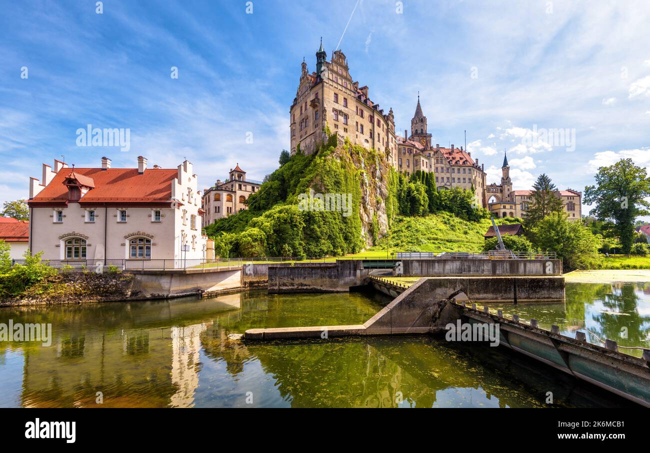 Sluice dans la ville de Sigmaringen, Bade-Wurtemberg, Allemagne. Vue panoramique sur le vieux château allemand au-dessus de la porte d'inondation sur le Danube en été. Thème de natu Banque D'Images