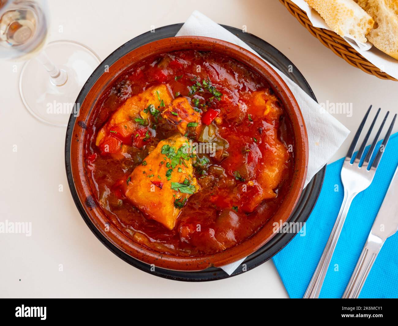 Morue frite avec légumes braisés, plat espagnol Banque D'Images