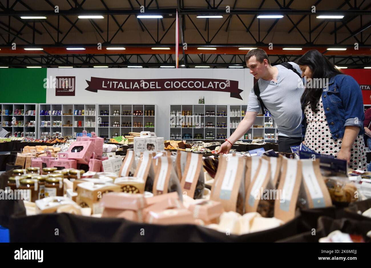 Pérouse, Italie. 14th octobre 2022. Les visiteurs regardent les produits chocolatés lors du festival « Eurochocolate » à Pérouse, en Italie, le 14 octobre 2022. Credit: Jin Mamengni/Xinhua/Alamy Live News Banque D'Images