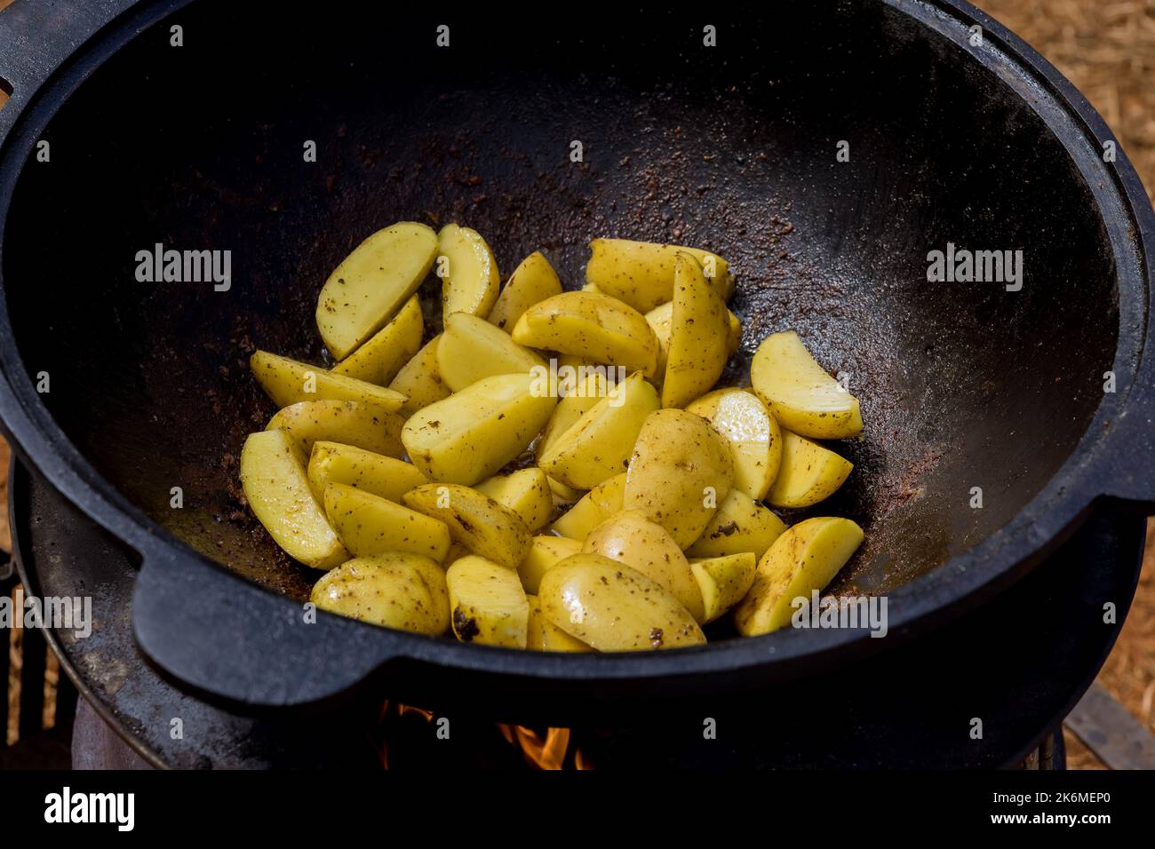 Il y a le chou-fleur de kazan au feu dans la nature où les pommes de terre friture Banque D'Images