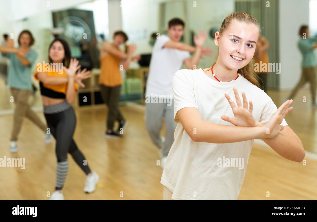 Joyeux adolescent entraînement mouvements de danse de groupe dans la classe de chorégraphie Banque D'Images