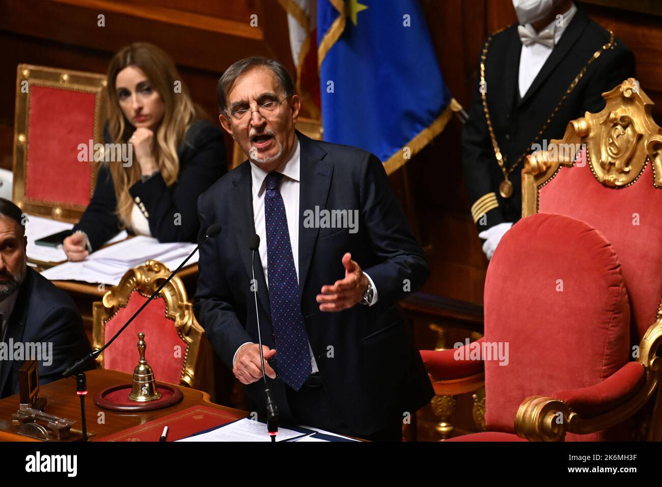 Rome, Italie. 13th octobre 2022. Le président nouvellement élu du Sénat italien Ignazio la Russa (devant) prend la parole devant le Sénat à Rome, en Italie, le 13 octobre 2022. Lorenzo Fontana, un ministre à deux temps d'un parti susceptible d'être un membre junior de la prochaine coalition gouvernementale italienne, a été choisi vendredi comme président de la chambre basse du Parlement italien. La sélection de Fontana comme président de la Chambre des députés a suivi la sélection d'Ignazio la Russa jeudi comme président du Sénat, la chambre haute du Parlement. Crédit: Alberto Lingria/Xinhua/Alay Live News Banque D'Images