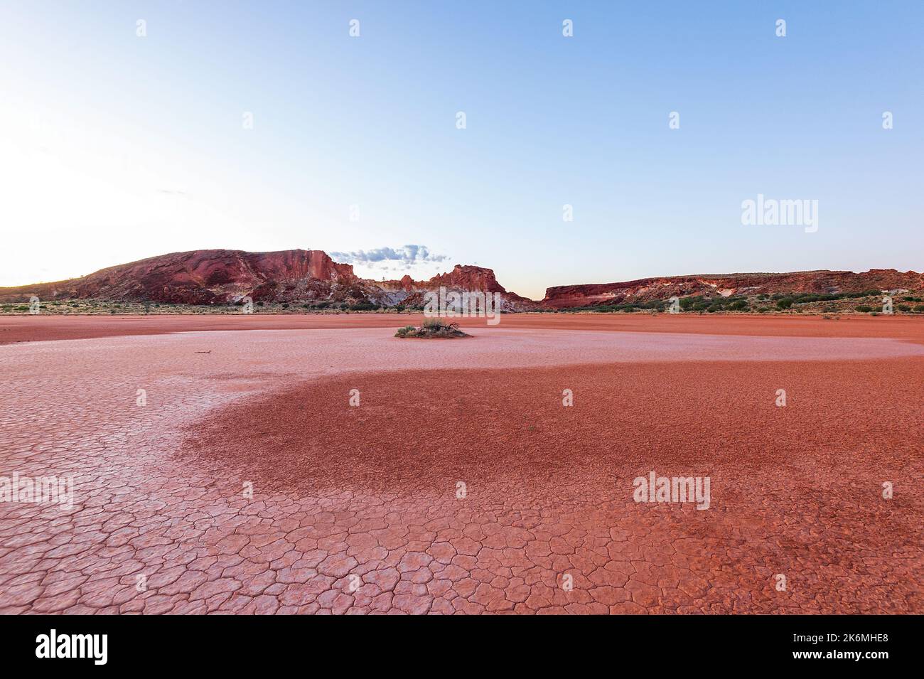 Boue séchée dans un lac saisonnier à Rainbow Valley, une destination touristique populaire, territoire du Nord, territoire du Nord, Australie Banque D'Images