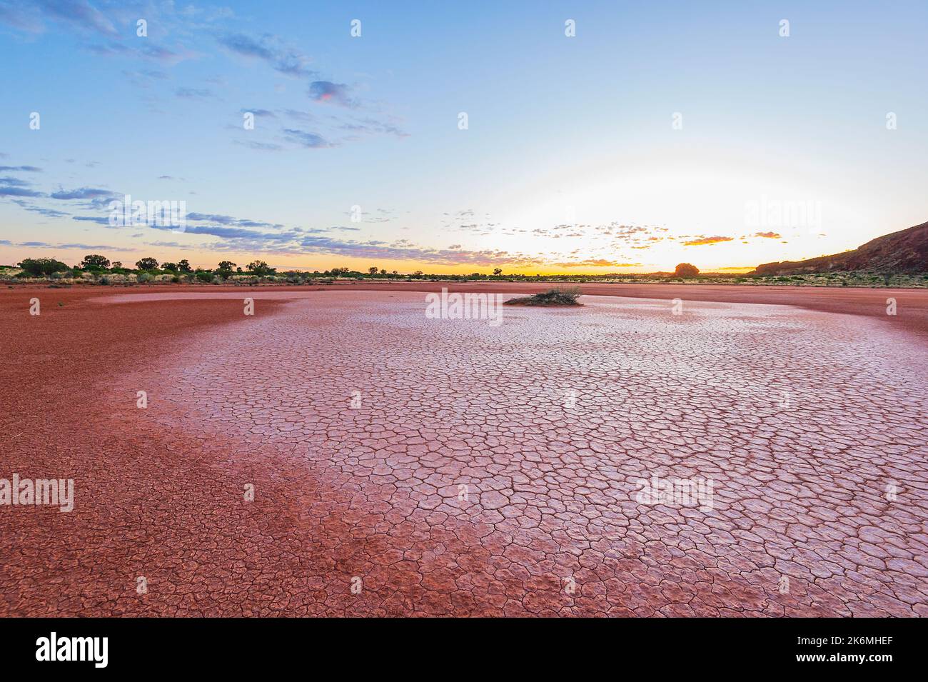 Motifs de boue séchée dans un lac saisonnier au lever du soleil, Rainbow Valley, une destination touristique populaire, territoire du Nord, territoire du Nord, Australie Banque D'Images