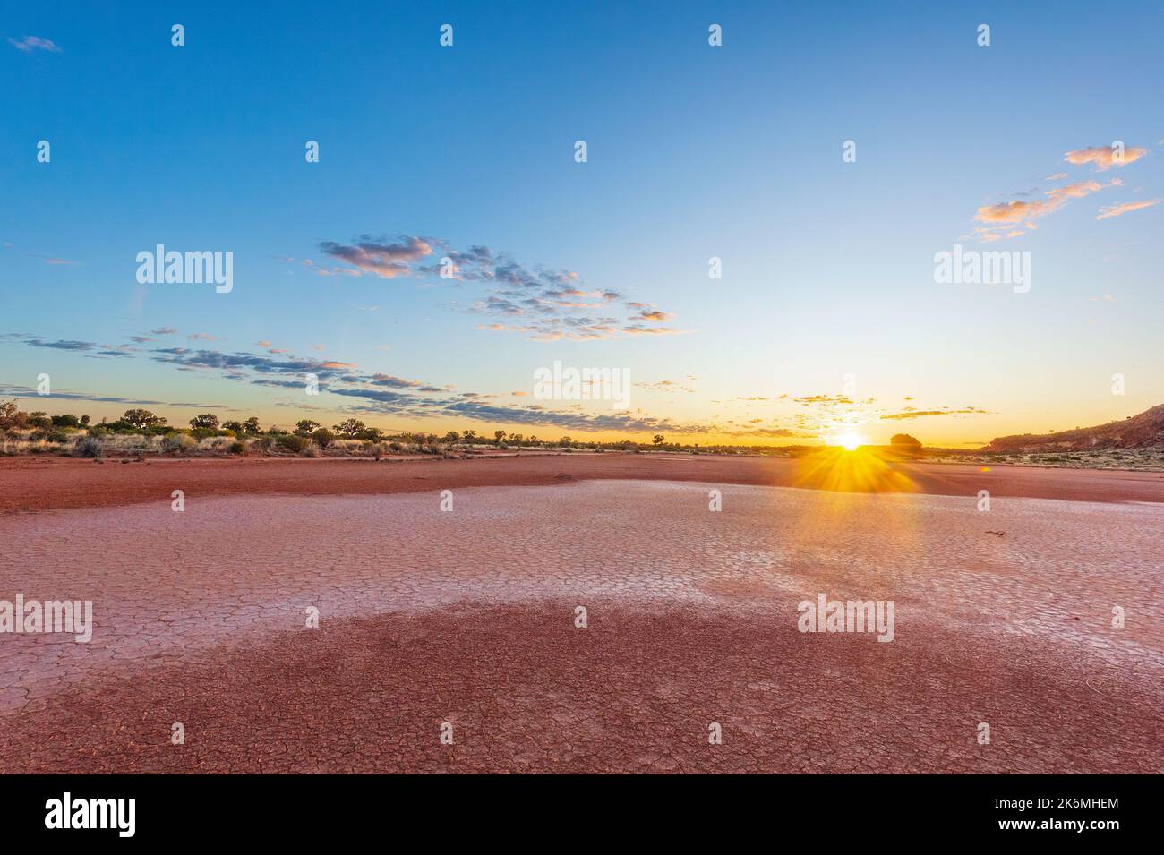 Lever du soleil sur un lac saisonnier séché à Rainbow Valley, une destination touristique populaire, territoire du Nord, territoire du Nord, Australie Banque D'Images