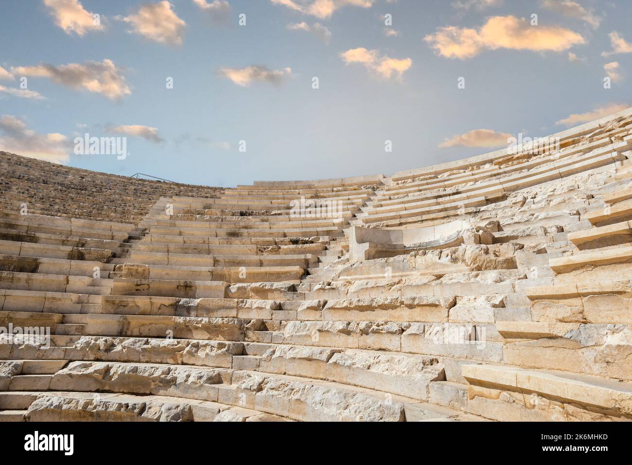 Siège en amphithéâtre de style grec et romain et détails architecturaux. Vue sur le théâtre antique sur le site archéologique Banque D'Images