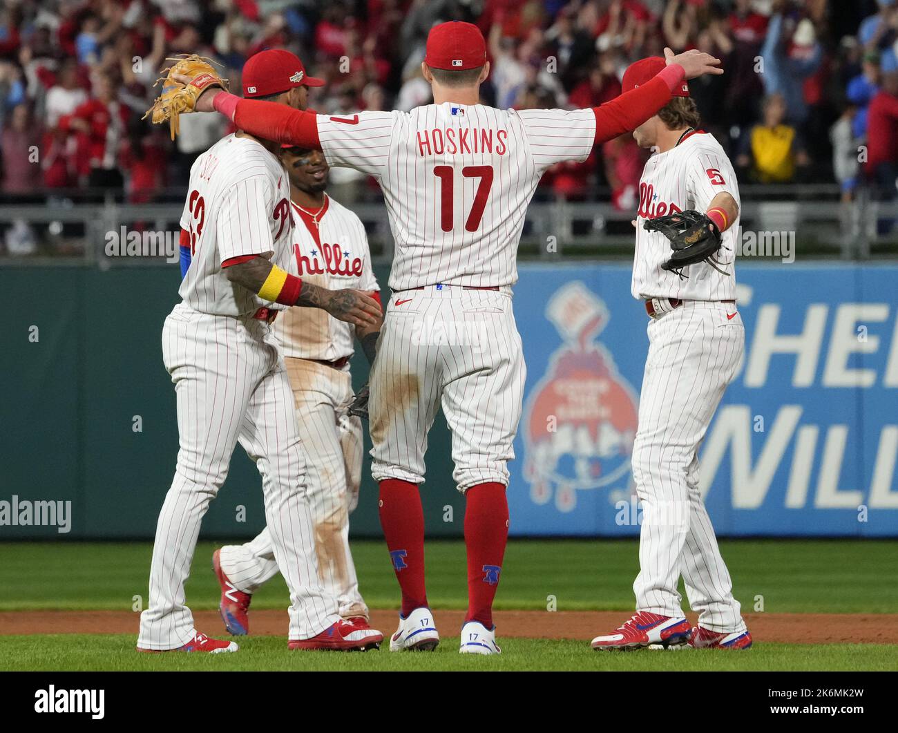 Philadelphie, États-Unis. 14th octobre 2022. Les joueurs des Phillies de Philadelphie célèbrent après que les Phillies ont battu les Braves d'Atlanta 9-1 dans un match de la série de division de la Ligue américaine au Citizens Bank Park à Philadelphie vendredi, 15 octobre 2022. Photo de Ray Stubblebine/UPI. Crédit : UPI/Alay Live News Banque D'Images