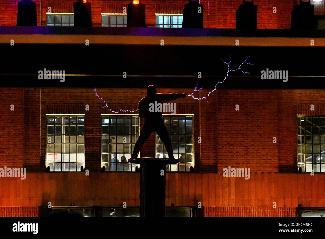 Londres, Royaume-Uni, 14th octobre 2022, la centrale électrique de Battersea a été ouverte par Sadiq Khan et Rita Kelly à 10am heures le 14th octobre 2022. Enfin, après 39 ans, il a été restauré avec la maison et les entreprises. La station s'est illuminée pour le spectacle électrisant de soirée par Arcadia Lord of Lightning., Andrew Lalchan Photography/Alay Live News Banque D'Images