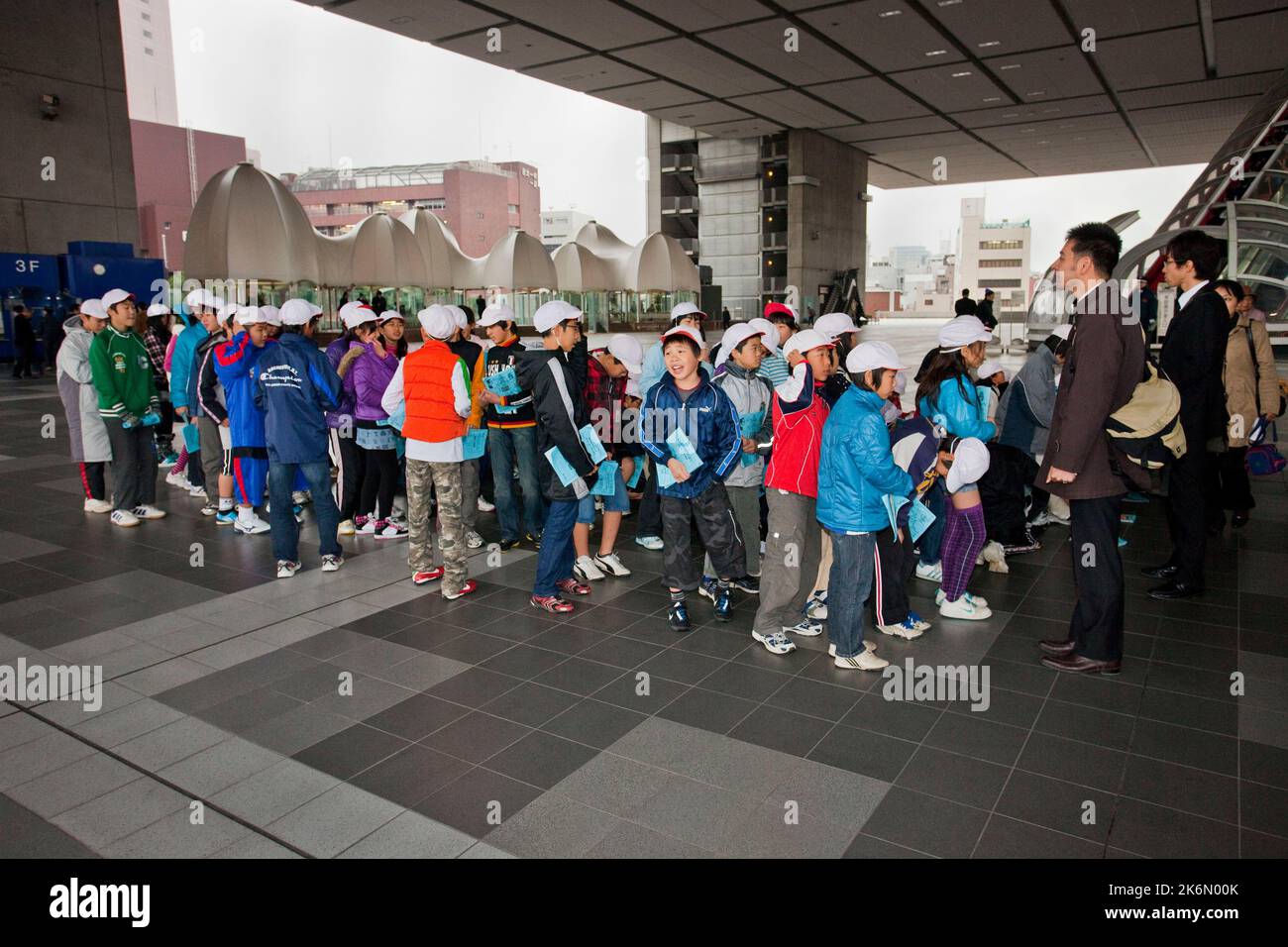 Les écoliers entrent Musée Edo de Tokyo Tokyo Japon Banque D'Images