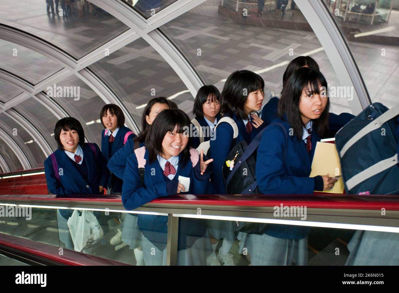 Écolières sur l'escalator Musée Edo de Tokyo Tokyo Japon Banque D'Images