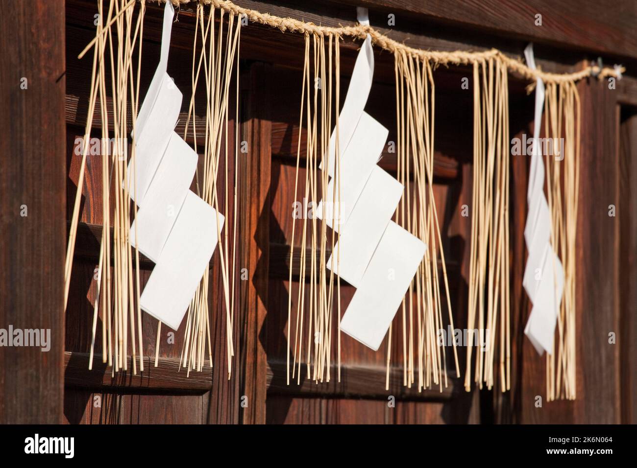 Corde de paille de riz Shimenawa dans la zone sacrée du sanctuaire Hakozaki à Fukuoka, Kyushu, Japon Banque D'Images