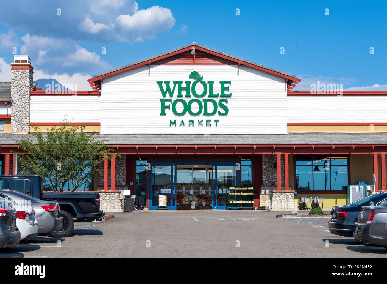 Upsand, Californie, États-Unis – 10 octobre 2022 : Whole Foods Market, filiale d'Amazon, est une chaîne multinationale américaine de magasins d'alimentation et de produits de santé Banque D'Images