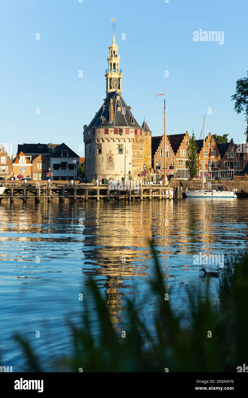 Tour d'horloge Hoofdtoren sur la rive du lac Markermeer, pays-Bas Banque D'Images