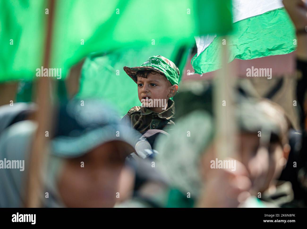 Gaza, Palestine. 14th octobre 2022. Un enfant palestinien est vu lors d'une manifestation en faveur de la mosquée Al-Aqsa à Khan Yunis, dans le sud de la bande de Gaza. Crédit : SOPA Images Limited/Alamy Live News Banque D'Images