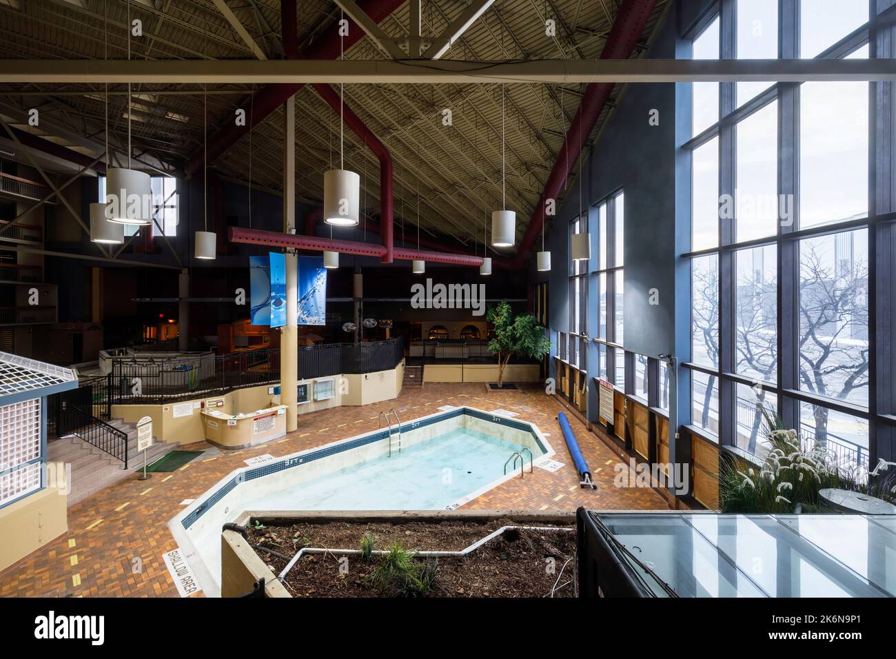 Vue en hauteur de la piscine intérieure de l'hôtel Holiday Inn Yorkdale, maintenant démoli à Toronto, Ontario, Canada. Banque D'Images