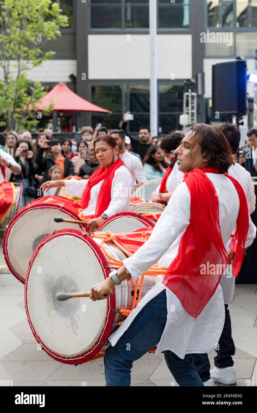 Sydney, Australie, 14 octobre 2022 : dans le cadre d'une série d'événements organisés en octobre par le Conseil municipal de Parramatta, le festival Deepavali des lumières a débuté la nuit dernière sur la place du parc Prince Alfred à Parramatta. Les foules ont été disjouées par des spectacles sur scène de la culture indienne traditionnelle et contemporaine, y compris le groupe de tambours de Shivagarjana Sydney, ainsi que des acrobates et d'autres se déplaçant dans la zone du festival. Une gamme de chariots alimentaires était à votre disposition pour que tout le monde reste bien nourri. Credit: Stephen Dwyer / Alamy Live News Banque D'Images