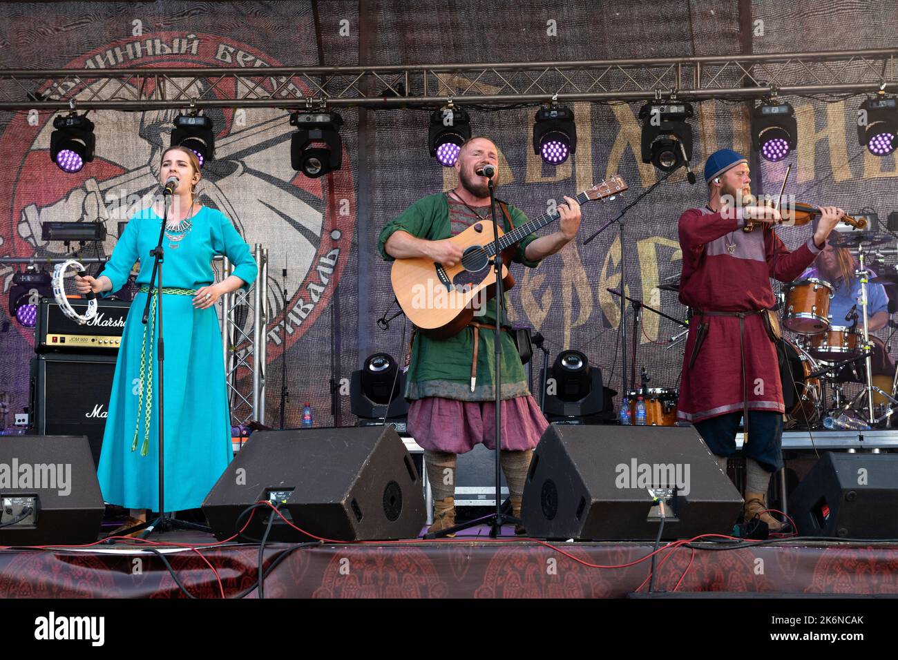 RÉGION DE TVER, RUSSIE - 24 JUILLET 2022 : fragment de la représentation du groupe folklorique 'Skolot' sur le festival historique de 'Epic Coast - 2022'. Banque D'Images