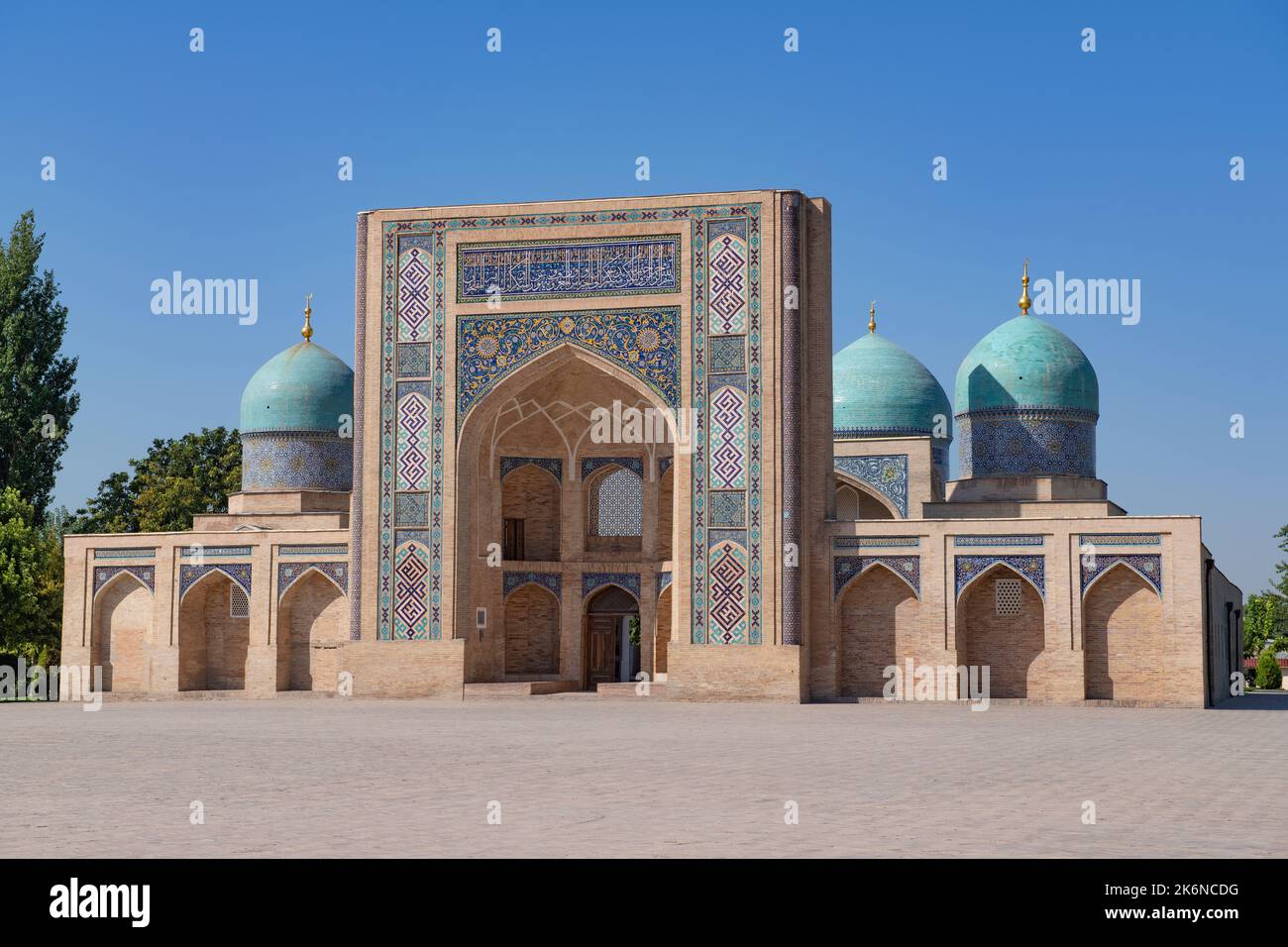 La madrasah médiévale de Barak Khan par une journée ensoleillée. Tachkent, Ouzbékistan Banque D'Images
