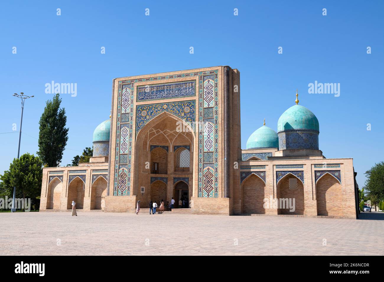 TACHKENT, OUZBÉKISTAN - 03 SEPTEMBRE 2022 : l'ancienne madrasah de Barak Khan par une journée ensoleillée Banque D'Images