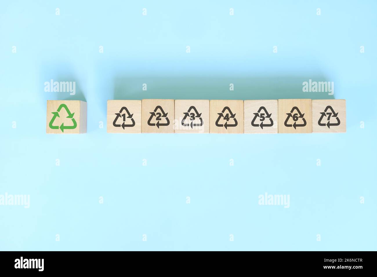 Icône de recyclage numéro 1 à 7 symbole de jeu d'icônes sur les blocs de bois plat. Banque D'Images