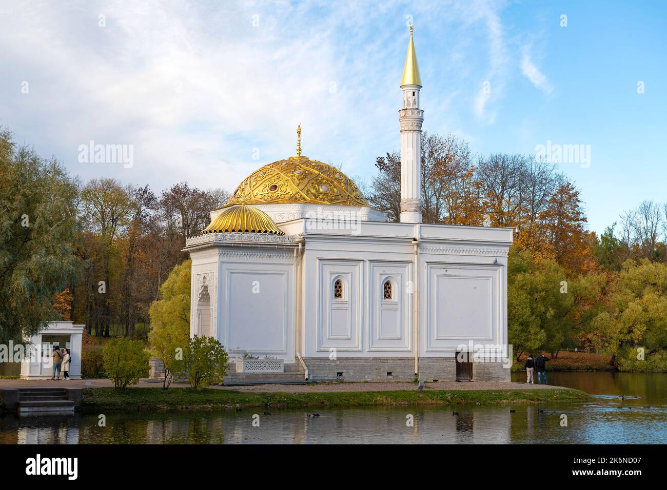 POUCHKINE, RUSSIE - 11 OCTOBRE 2022 : pavillon de bain turc en paysage d'automne. Parc Catherine, Tsarskoye Selo Banque D'Images