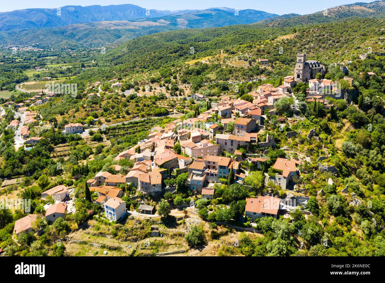 Vue panoramique d'en haut sur la ville EUS. Petite ville située sur la haute montagne. Pyrénées de l'est Banque D'Images