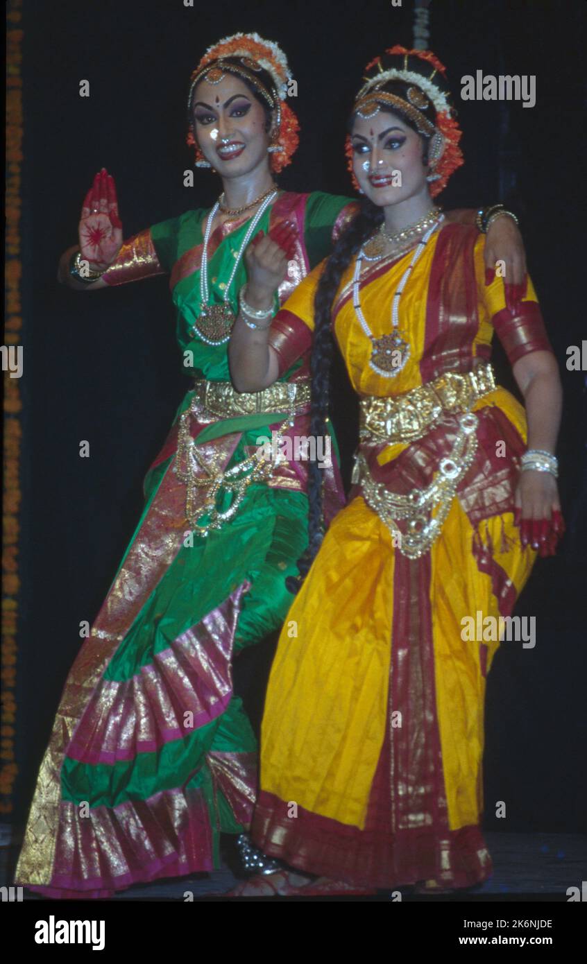 Bharat Natyam:- est une forme majeure de danses classiques indiennes qui est originaire du Tamil Nadu, exprime des thèmes religieux et des idées spirituelles sud-indiennes, en particulier de Shaivism et en général de l'hindouisme. Ces danses sont exclusivement interprétées par des danseurs féminins du Temple. Bharat Natyam est exécuté par un seul danseur, accompagné d'un orchestre et d'un chanteur, scène de fond dirigée par Guru ou professeur du danseur. Les mains racontent l'histoire à travers la langue conventionnelle de geste tandis que le visage exprime l'humeur, il ya 11 mudras symbolique et les gestes de main. Banque D'Images