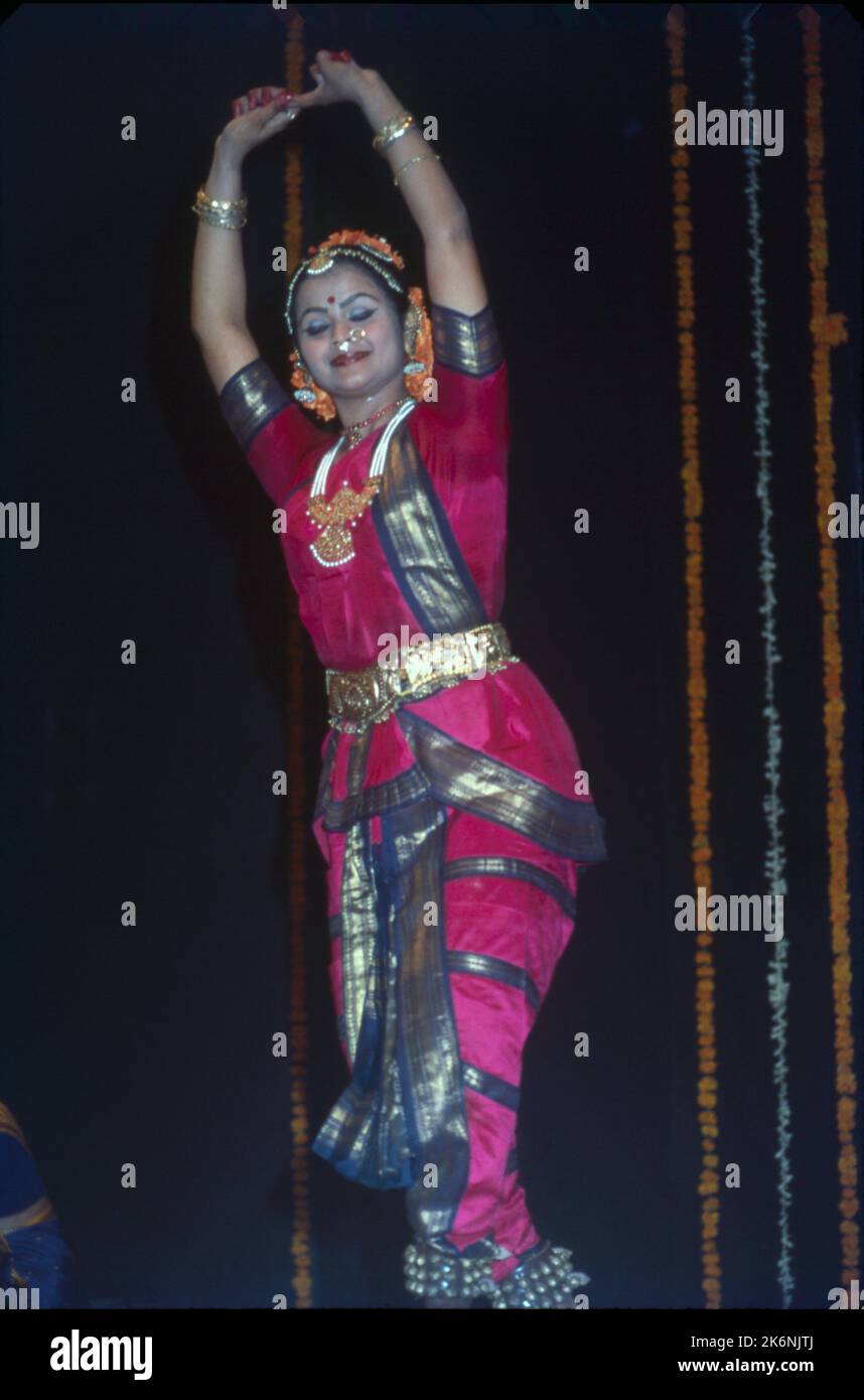 Bharat Natyam:- est une forme majeure de danses classiques indiennes qui est originaire du Tamil Nadu, exprime des thèmes religieux et des idées spirituelles sud-indiennes, en particulier de Shaivism et en général de l'hindouisme. Ces danses sont exclusivement interprétées par des danseurs féminins du Temple. Bharat Natyam est exécuté par un seul danseur, accompagné d'un orchestre et d'un chanteur, scène de fond dirigée par Guru ou professeur du danseur. Les mains racontent l'histoire à travers la langue conventionnelle de geste tandis que le visage exprime l'humeur, il ya 11 mudras symbolique et les gestes de main. Banque D'Images
