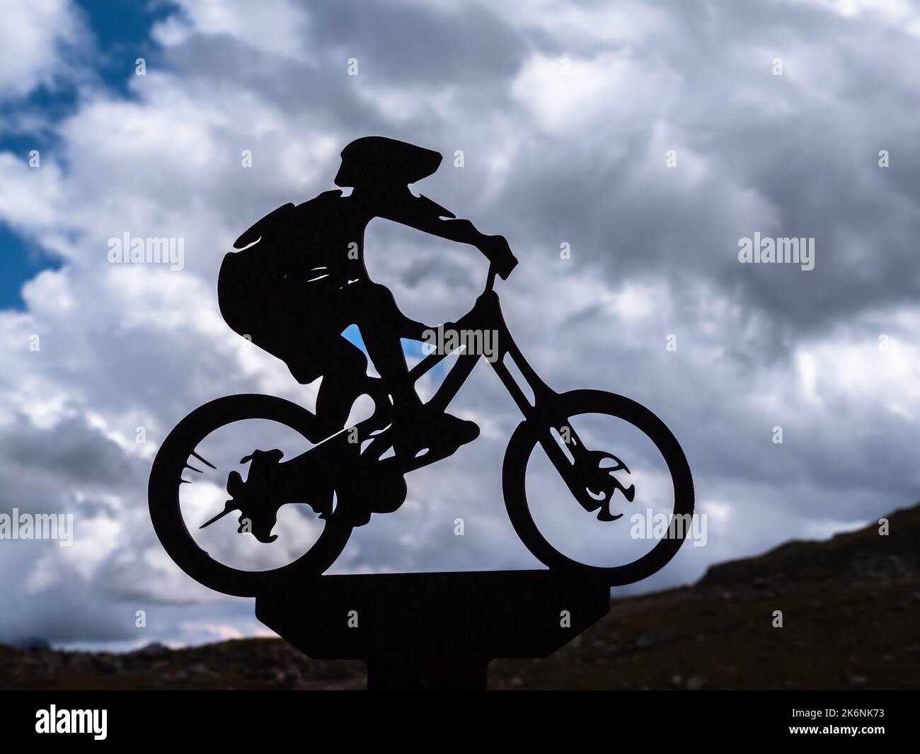 Timmelsjoch, Autriche - 26 juillet 2022 : silhouette d'un cycliste sur le col de Timmelsjoch dans le Tyrol entre l'Autriche et l'Italie Banque D'Images