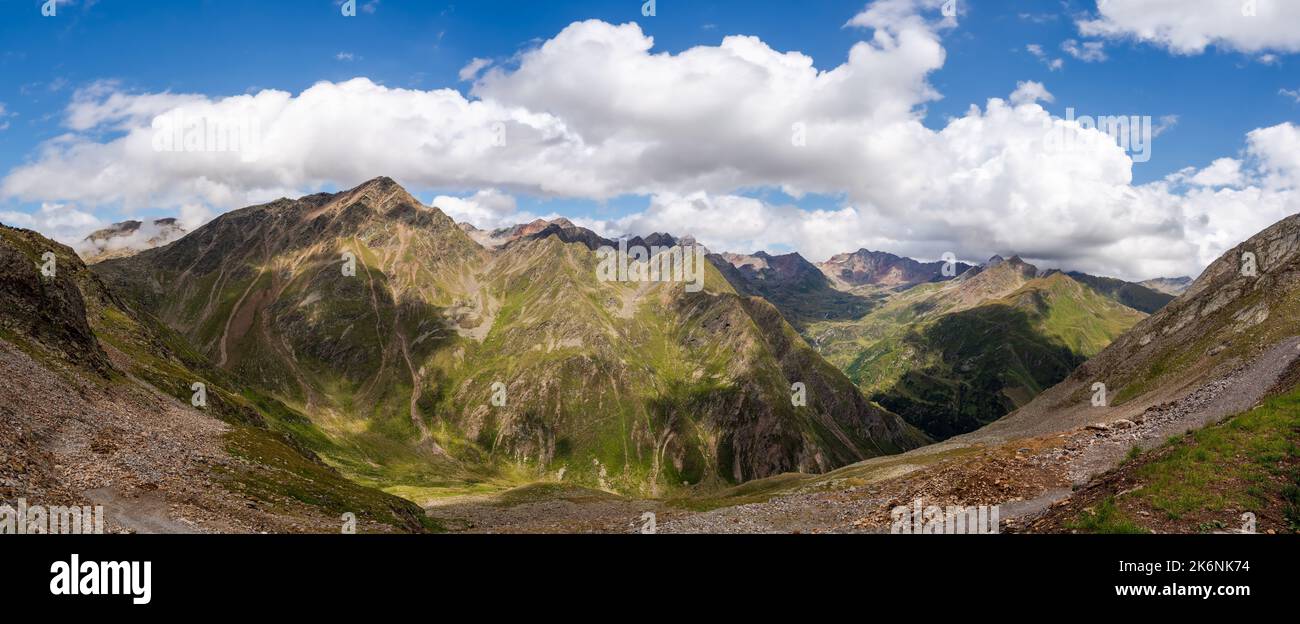 Vue panoramique sur les montagnes entourant Timmelsjoch - Passo del Rombo. Il relie la vallée de l'Otztal dans le Tyrol autrichien à la vallée du Passeier dans le I Banque D'Images