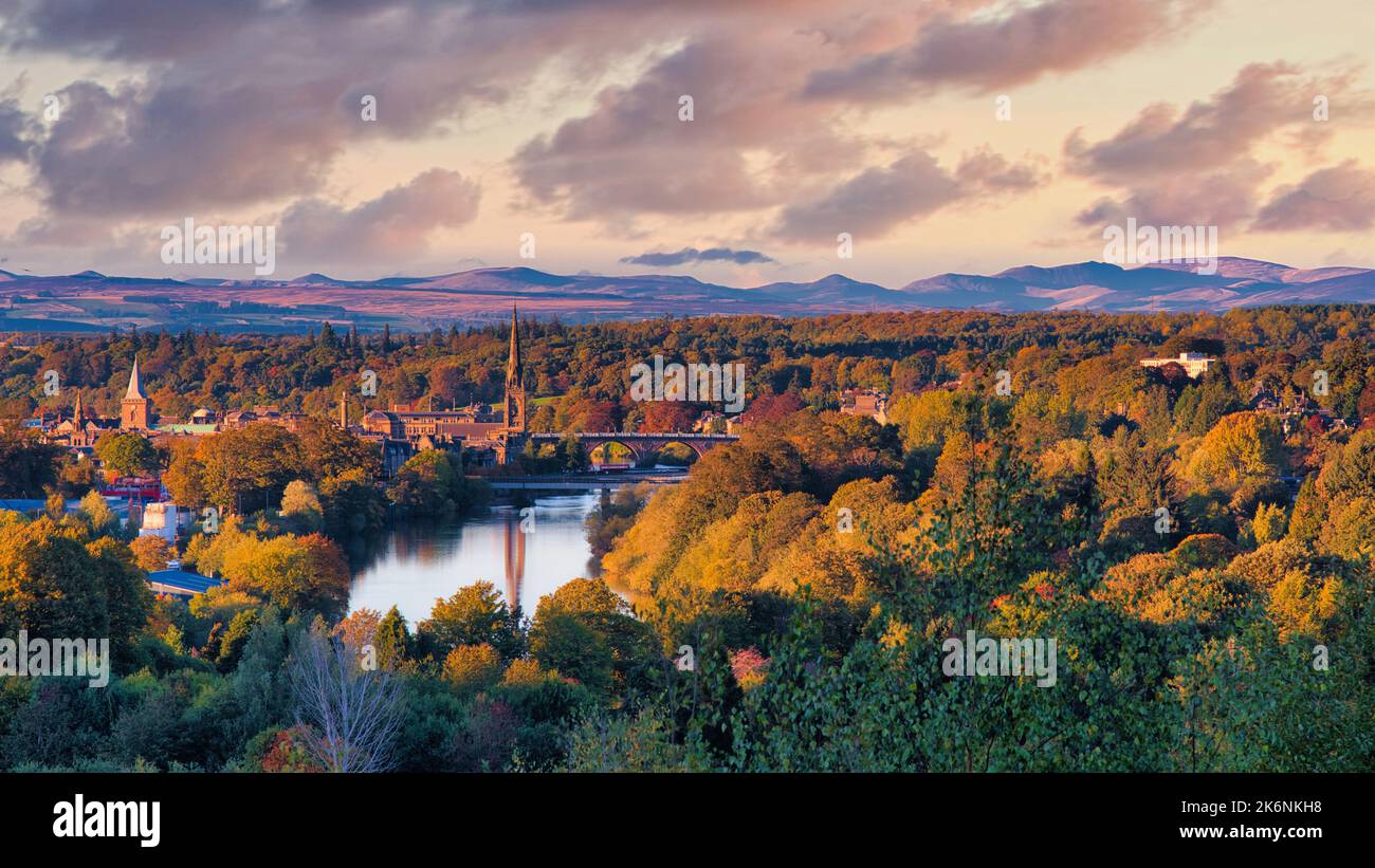 Une vue panoramique sur Perth, l'Écosse et la rivière Tay en automne dans la lumière du soir Banque D'Images