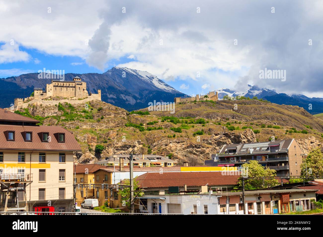 Vue sur le château de Tourbillon et la basilique de la Valère à Sion, en Suisse Banque D'Images