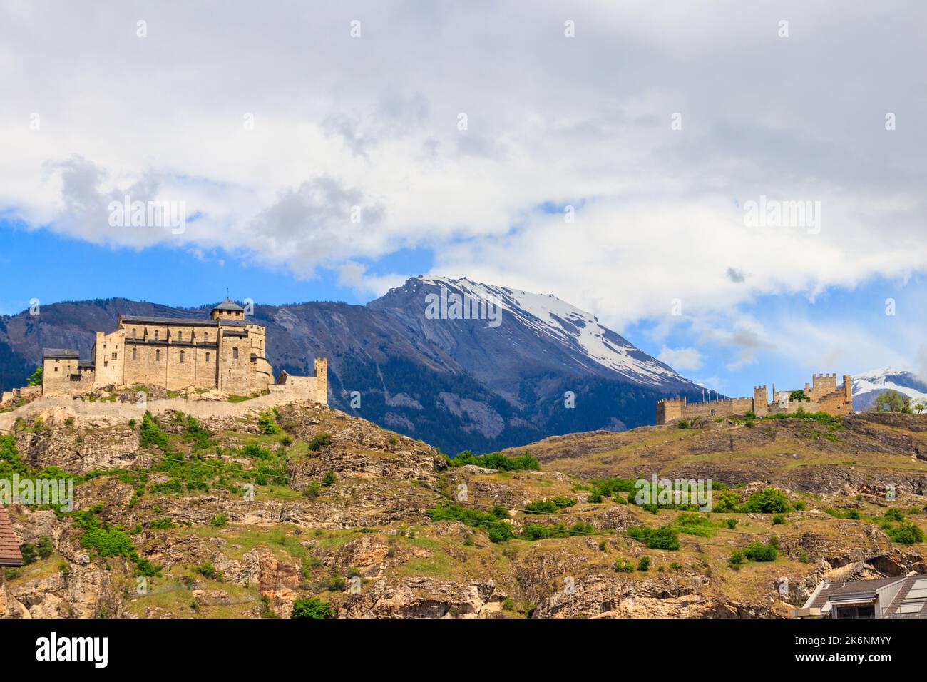 Vue sur le château de Tourbillon et la basilique de la Valère à Sion, en Suisse Banque D'Images