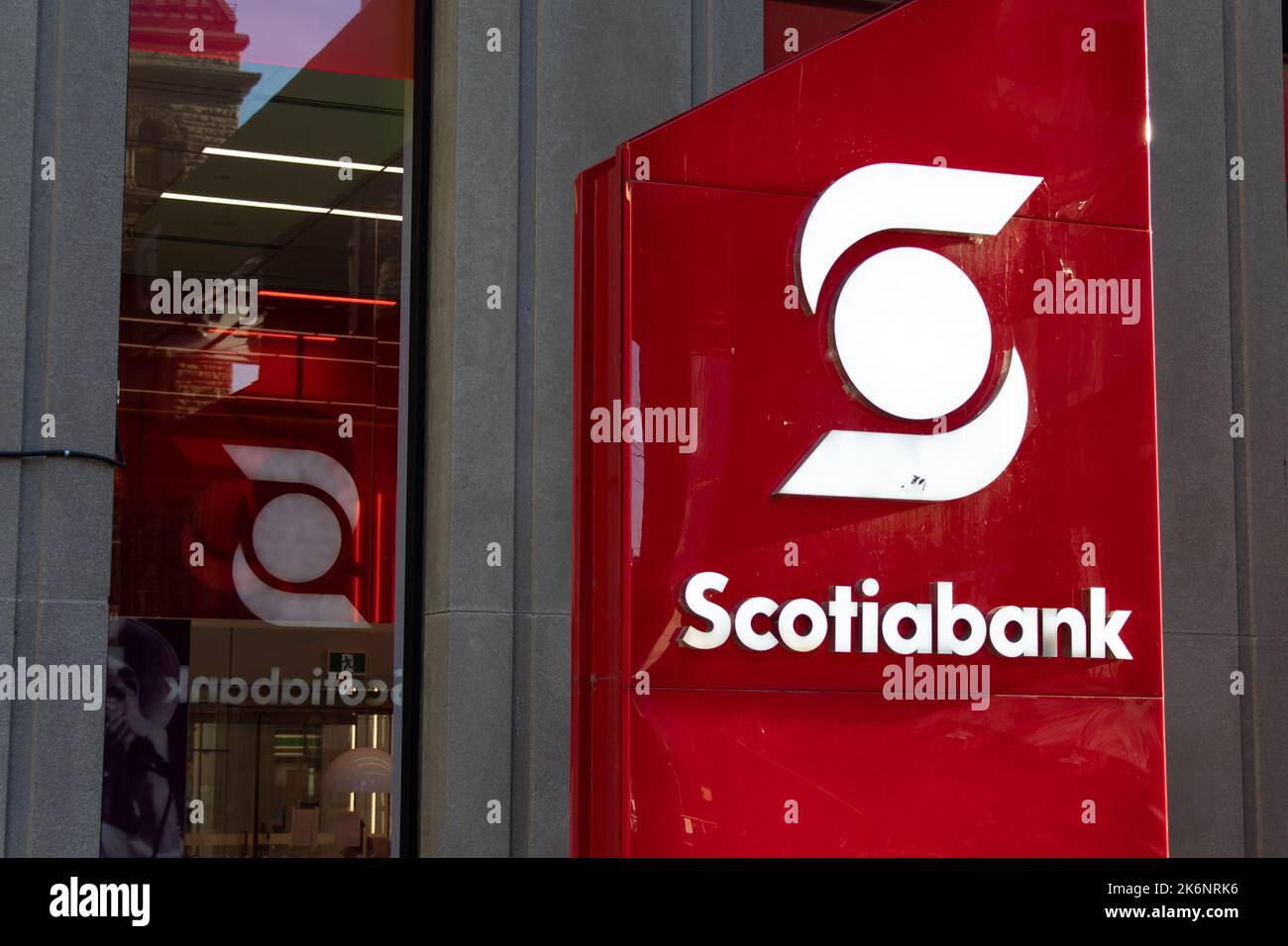 Le logo de la Banque Scotia, la troisième banque en importance au Canada, est illuminé sur un panneau rouge devant une succursale bancaire du quartier financier de Toronto. Banque D'Images Le logo de la Banque Scotia, la troisième banque en importance au Canada, est illuminé sur un panneau rouge devant une succursale bancaire du quartier financier de Toronto. Banque D'Images