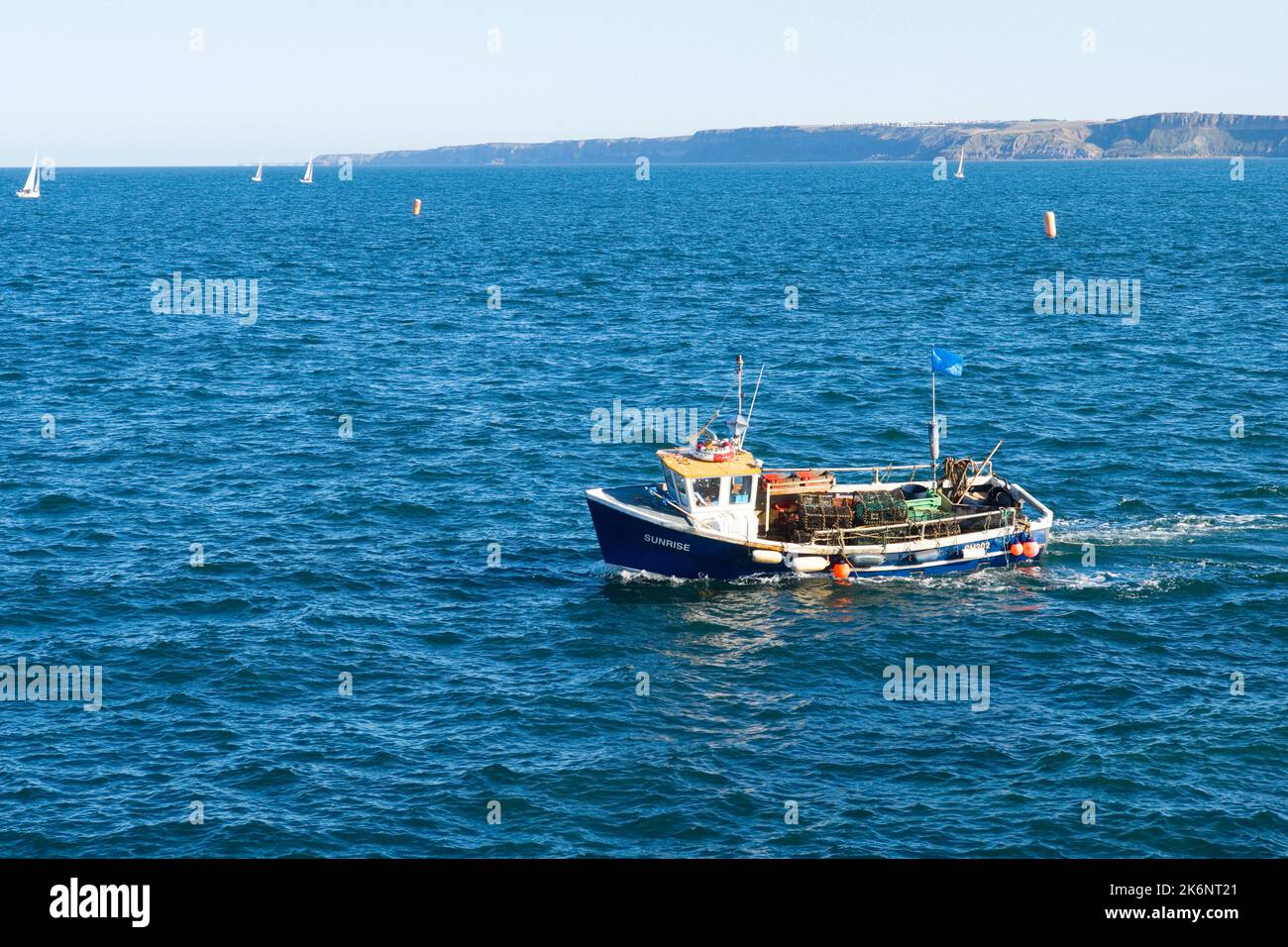 Bateau de pêche au homard SH302, Sunrise of Scarborough avec des pots juste à côté du mur du port Banque D'Images
