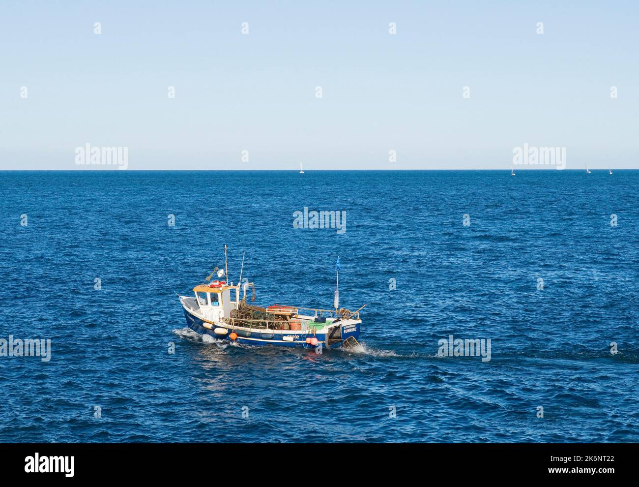 Bateau de pêche au homard SH302, Sunrise of Scarborough avec des pots juste à côté du mur du port Banque D'Images