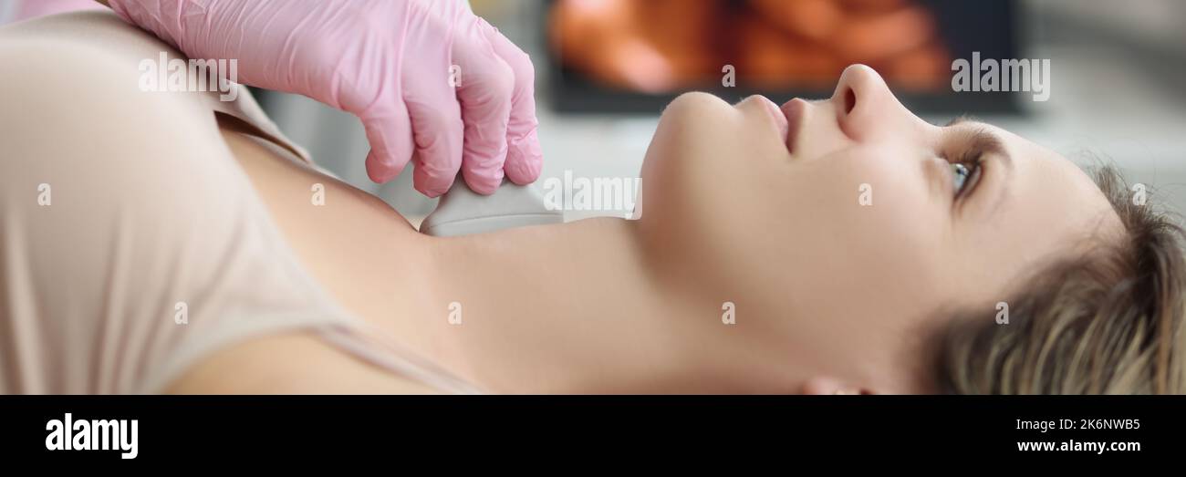 Mains du médecin sur le cou de la femme, échographie thyroïde glande Banque D'Images