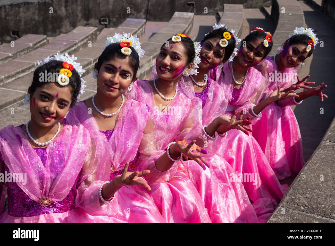 Les femmes portent des robes traditionnelles avec des ornements floraux et se présentent au Festival de printemps, le premier jour du printemps du mois bengali ''Falgun''. Banque D'Images