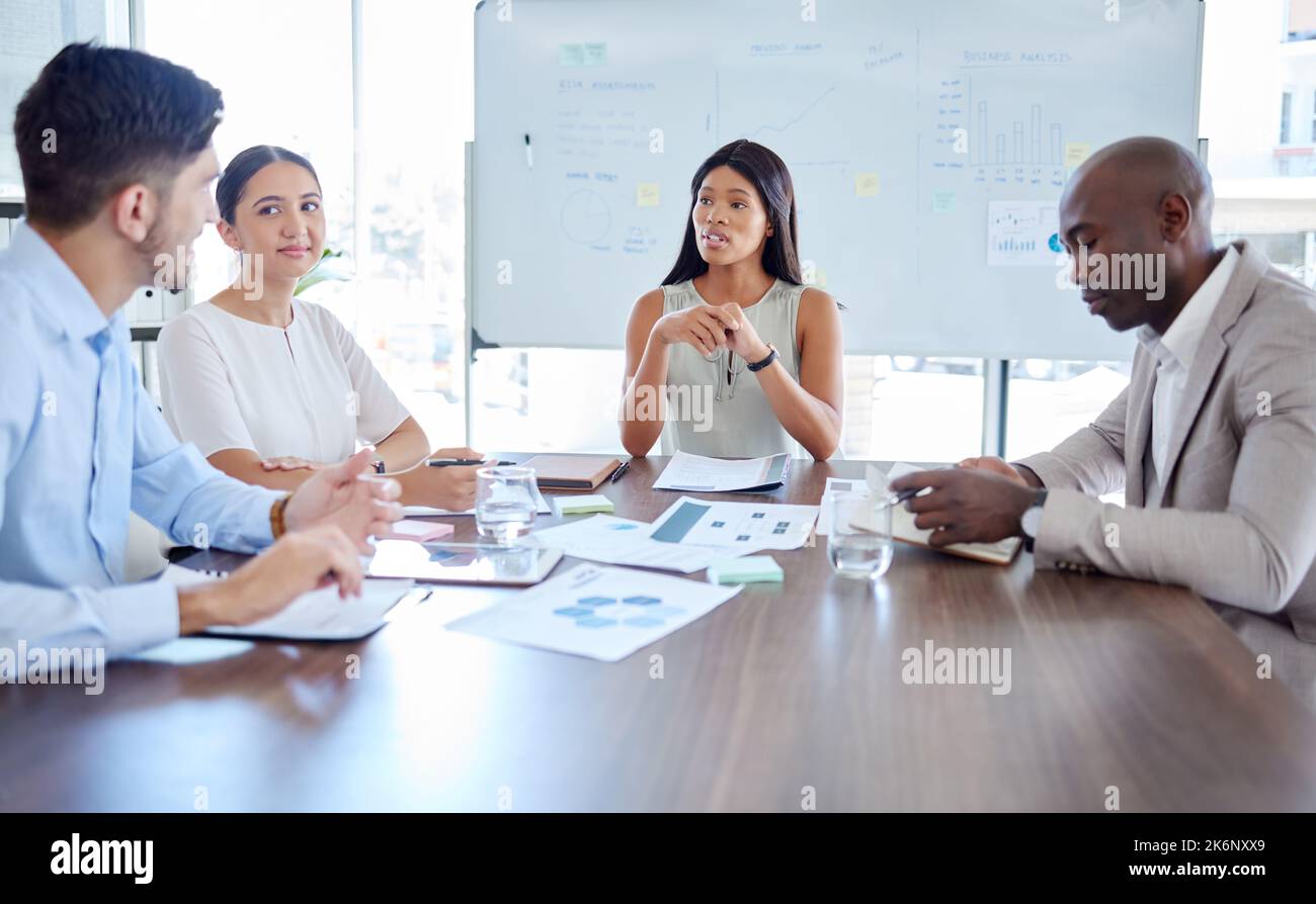 Réunion de travail d'équipe, de leadership ou de gestion de projet pour la collaboration, la stratégie de planification ou l'analyse des données du rapport financier. Conseils créatifs et financiers Banque D'Images