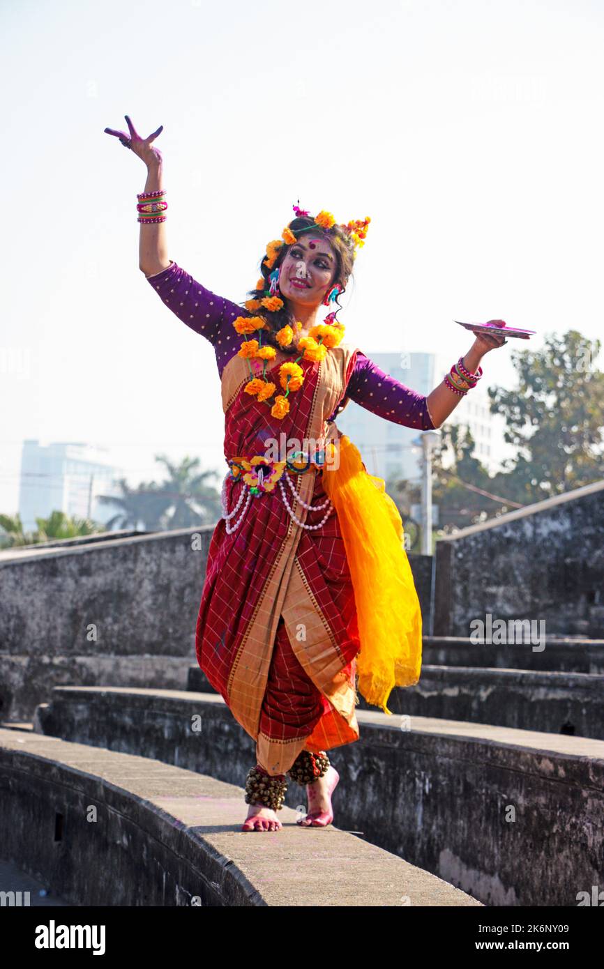 Les femmes portent des robes traditionnelles avec des ornements floraux et se présentent au Festival de printemps, le premier jour du printemps du mois bengali ''Falgun''. Banque D'Images