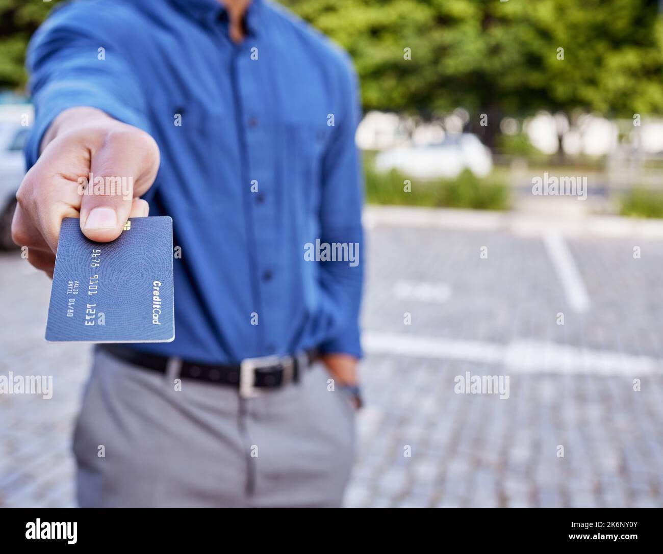 Payez au fur et à mesure. un homme d'affaires utilisant une carte de crédit pour effectuer des paiements. Banque D'Images