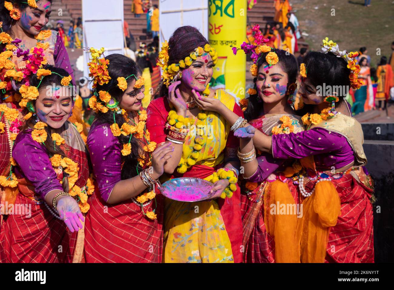 Les femmes portent des robes traditionnelles avec des ornements floraux et se présentent au Festival de printemps, le premier jour du printemps du mois bengali ''Falgun''. Banque D'Images