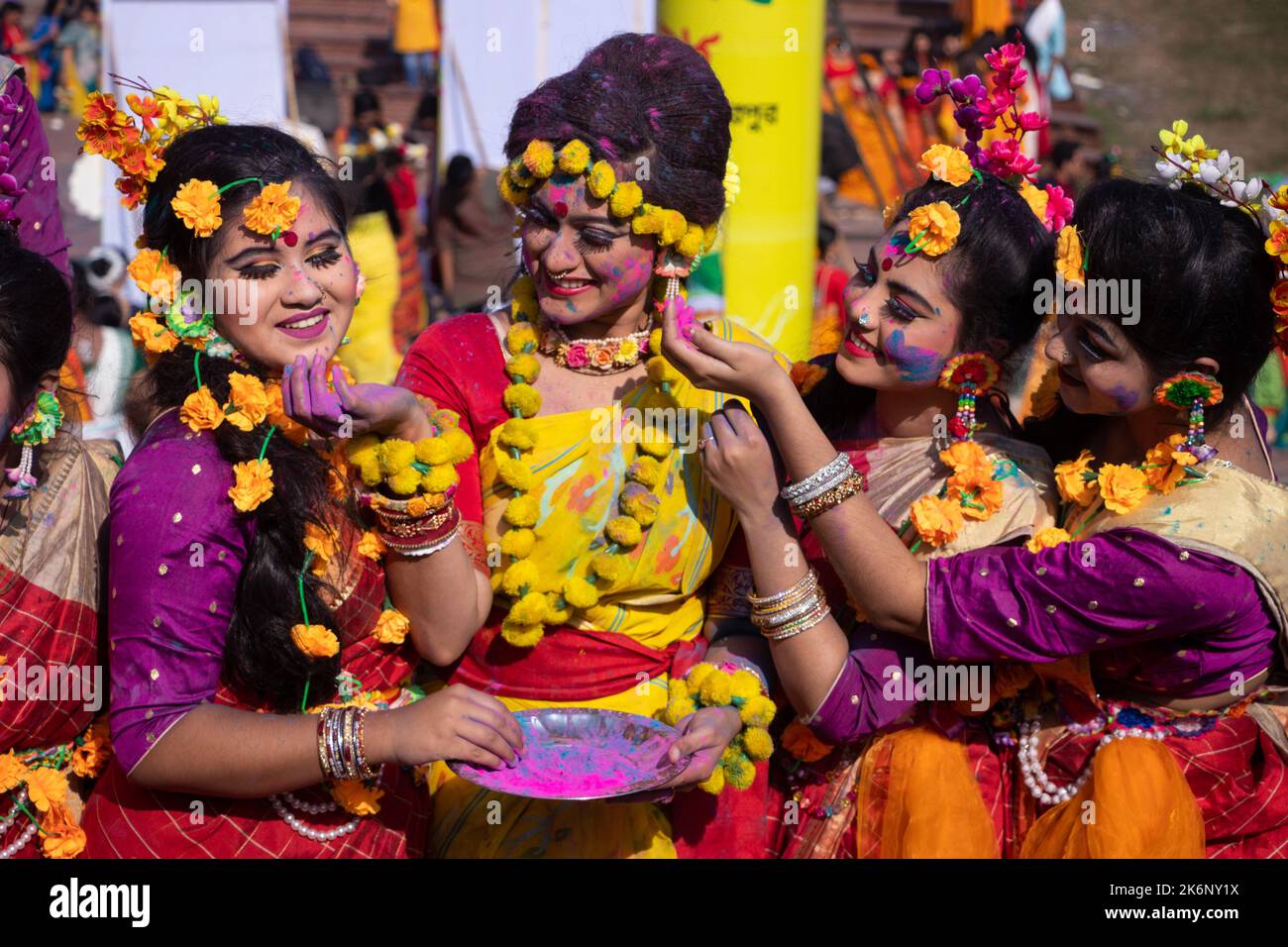 Les femmes portent des robes traditionnelles avec des ornements floraux et se présentent au Festival de printemps, le premier jour du printemps du mois bengali ''Falgun''. Banque D'Images