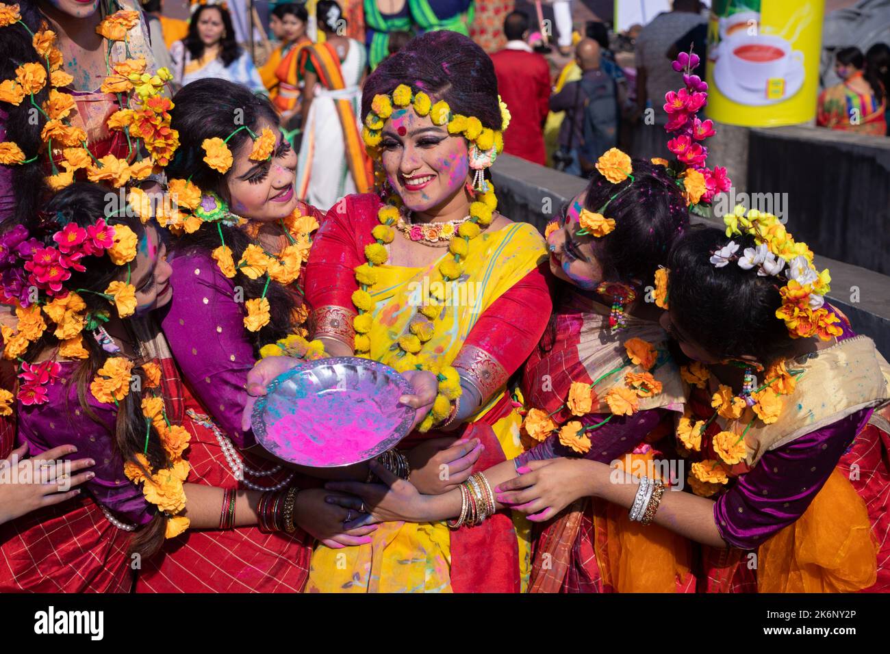 Les femmes portent des robes traditionnelles avec des ornements floraux et se présentent au Festival de printemps, le premier jour du printemps du mois bengali ''Falgun''. Banque D'Images