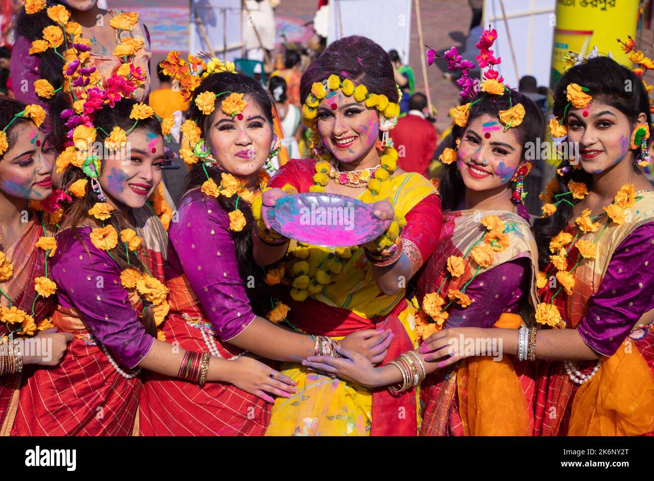 Les femmes portent des robes traditionnelles avec des ornements floraux et se présentent au Festival de printemps, le premier jour du printemps du mois bengali ''Falgun''. Banque D'Images