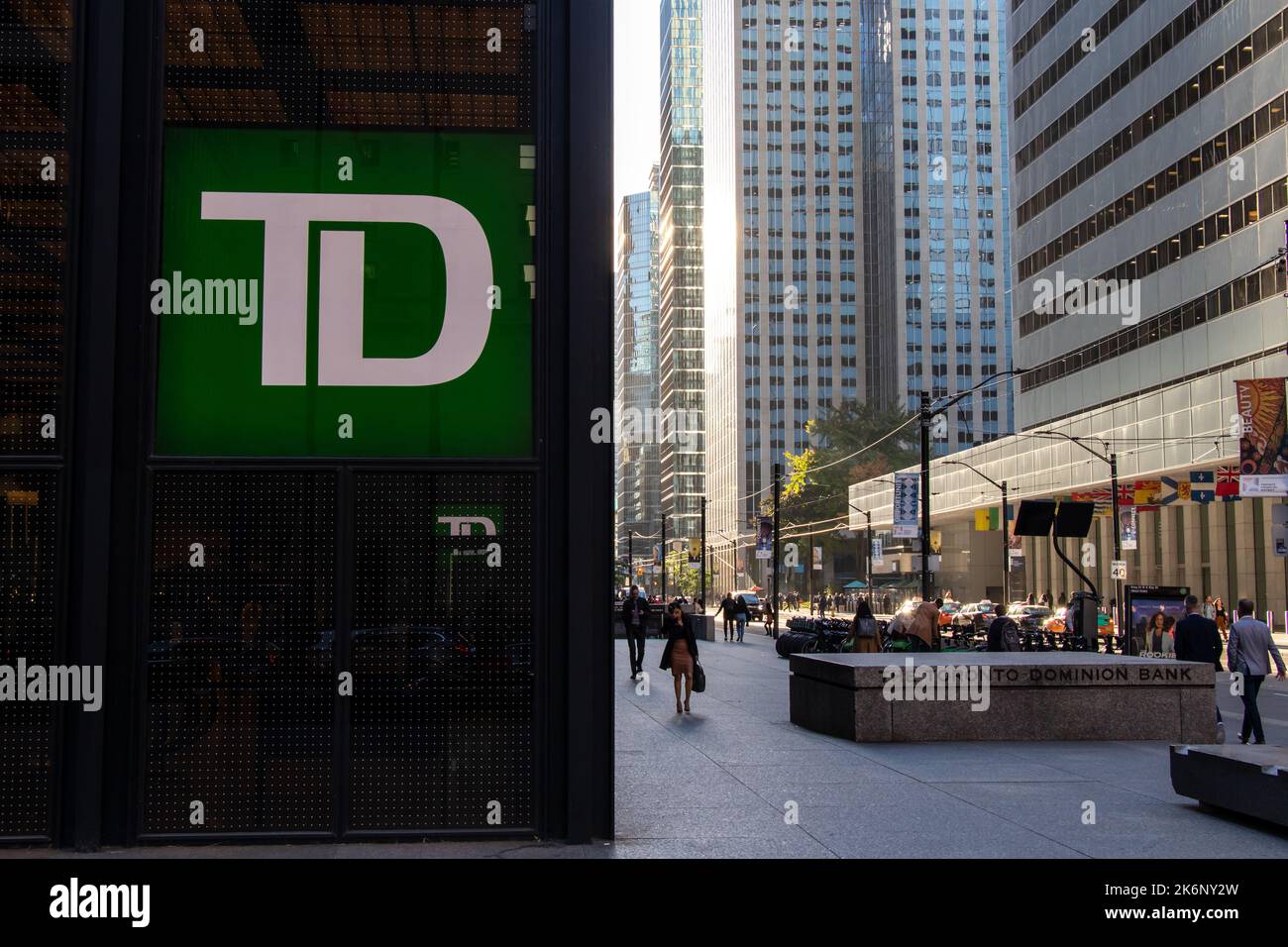 Le logo de la banque TD est visible à la base du Toronto Dominion Centre, le siège social du district financier de Toronto. Banque D'Images