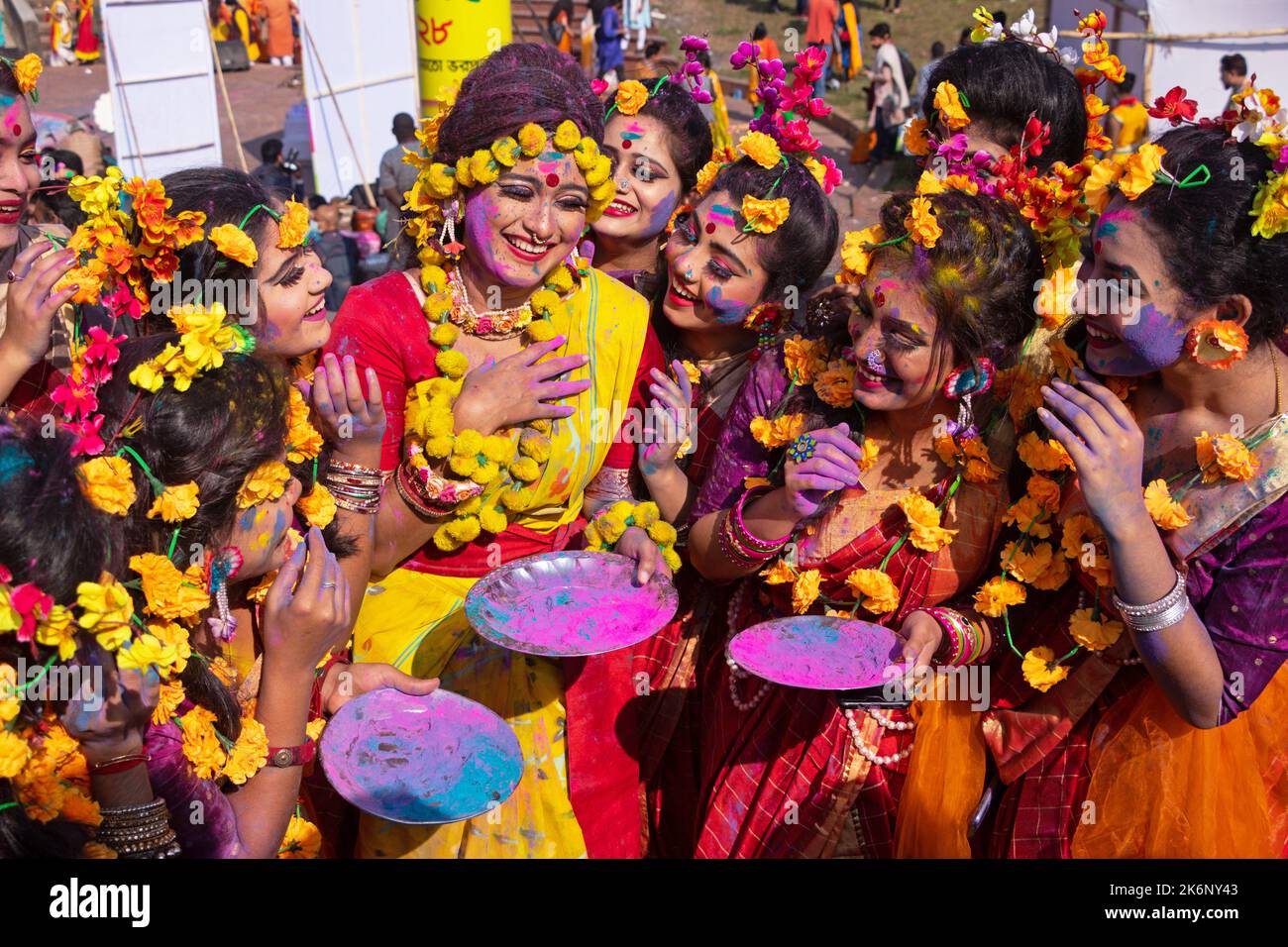 Les femmes portent des robes traditionnelles avec des ornements floraux et se présentent au Festival de printemps, le premier jour du printemps du mois bengali ''Falgun''. Banque D'Images